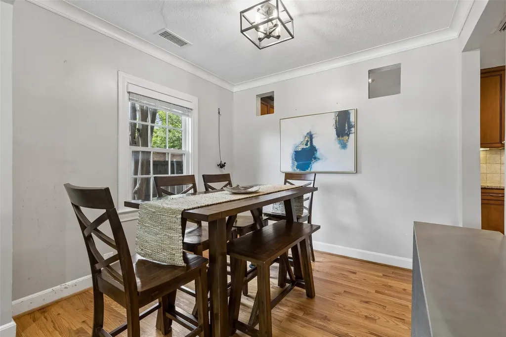 5426 Stoneleigh Avenue Dallas TX 75235