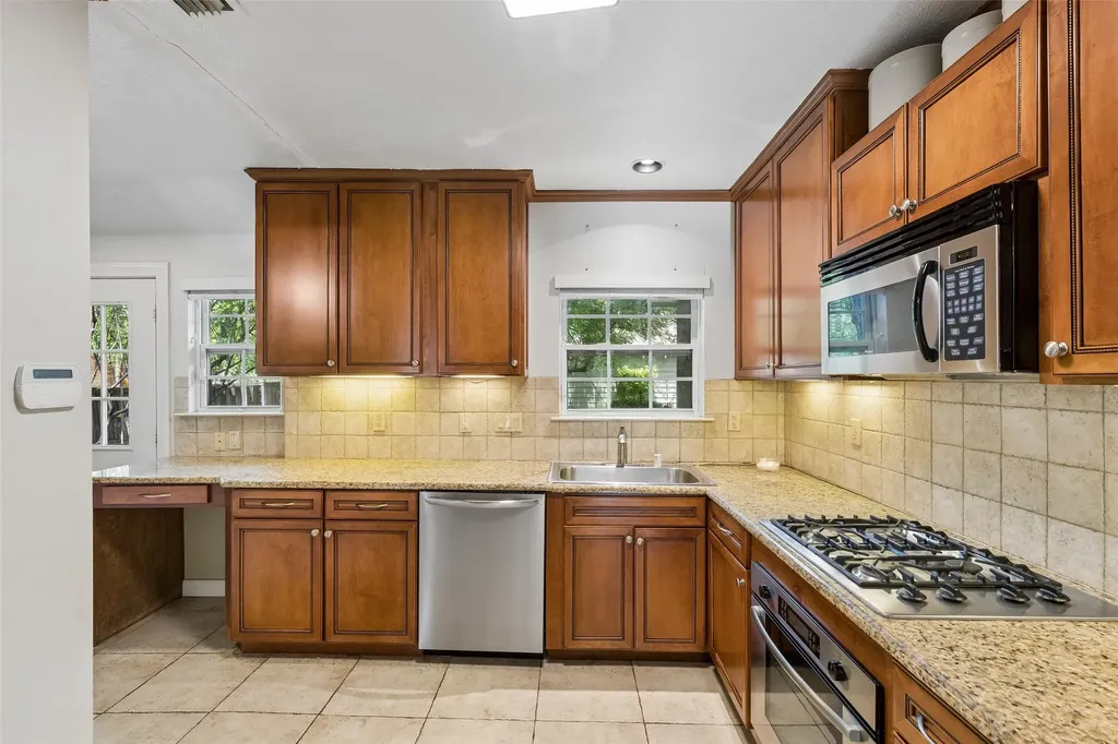 5426 Stoneleigh Avenue Dallas TX 75235