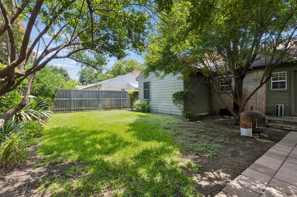 5426 Stoneleigh Avenue Dallas TX 75235