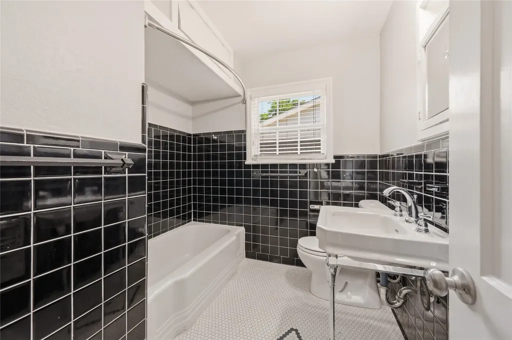 4424 Calmont Avenue Fort Worth TX 76107