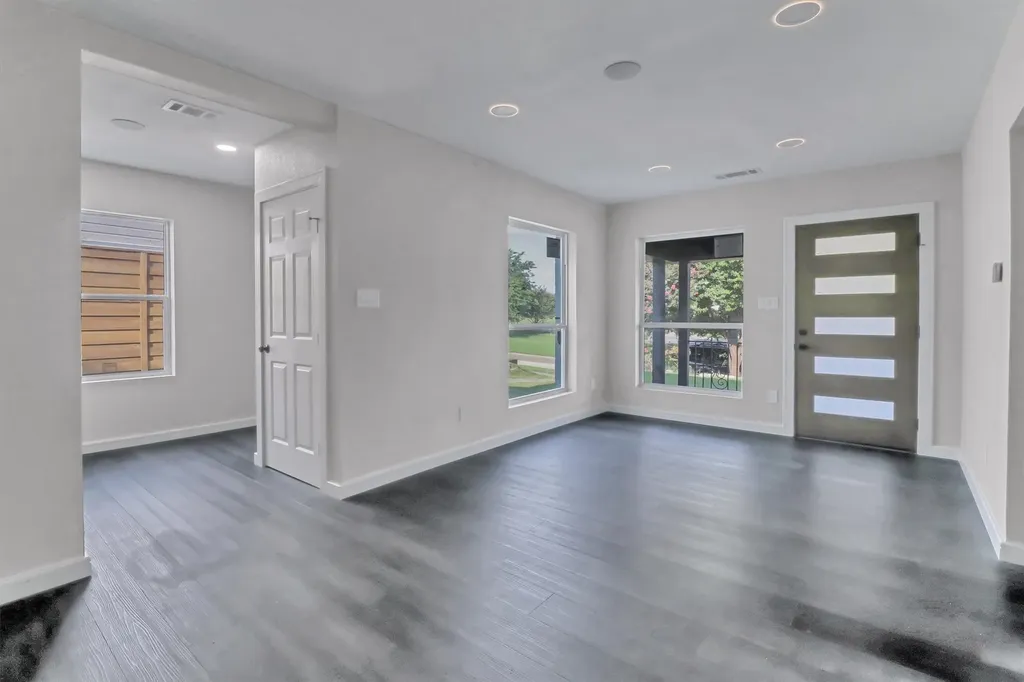 1310 Elmwood Boulevard Dallas TX 75224