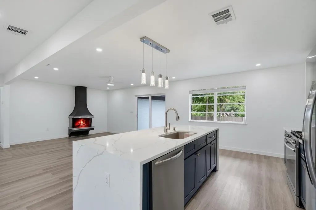 12607 Gaslite Circle Farmers Branch TX 75234
