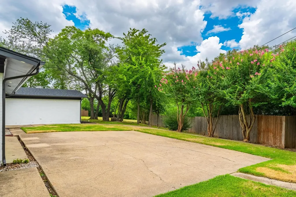 12607 Gaslite Circle Farmers Branch TX 75234