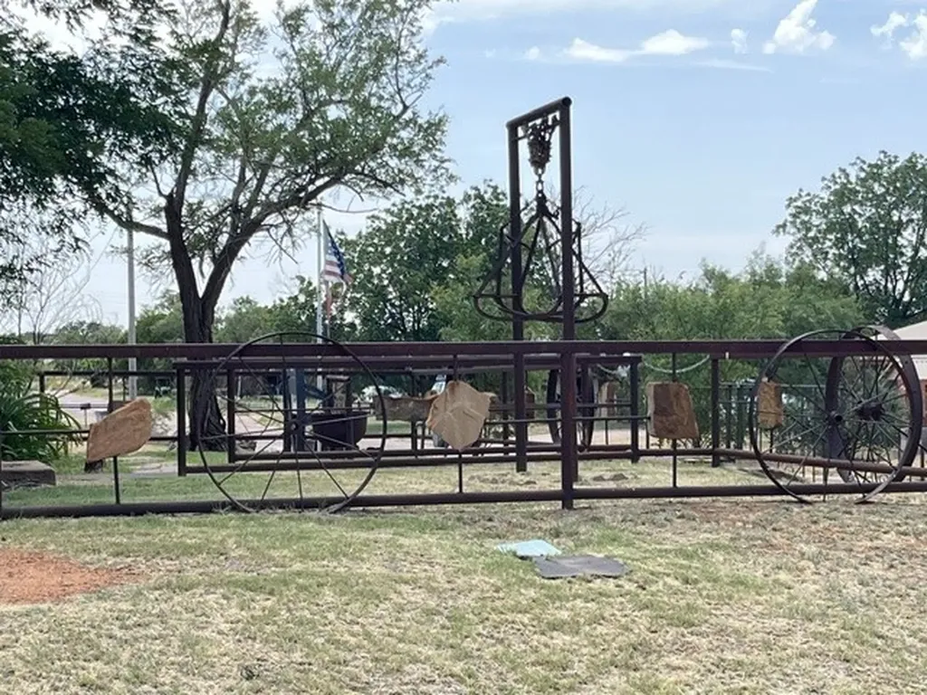 412 E 7th Street Rotan TX 79546