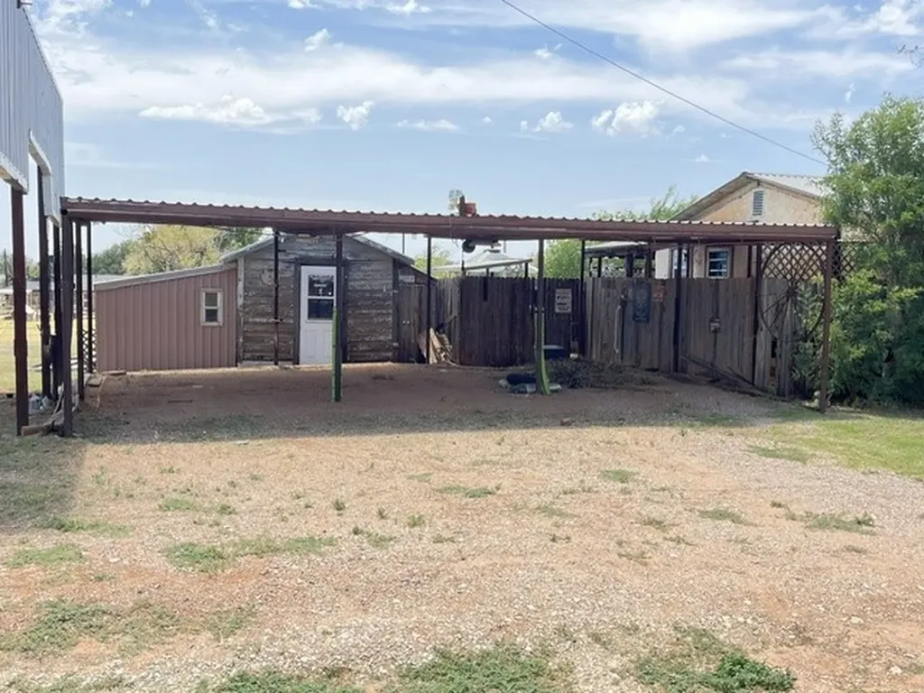 412 E 7th Street Rotan TX 79546