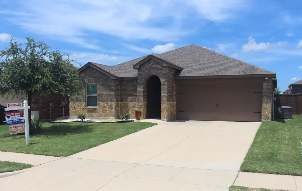 825 Alton Drive Aubrey TX 76227