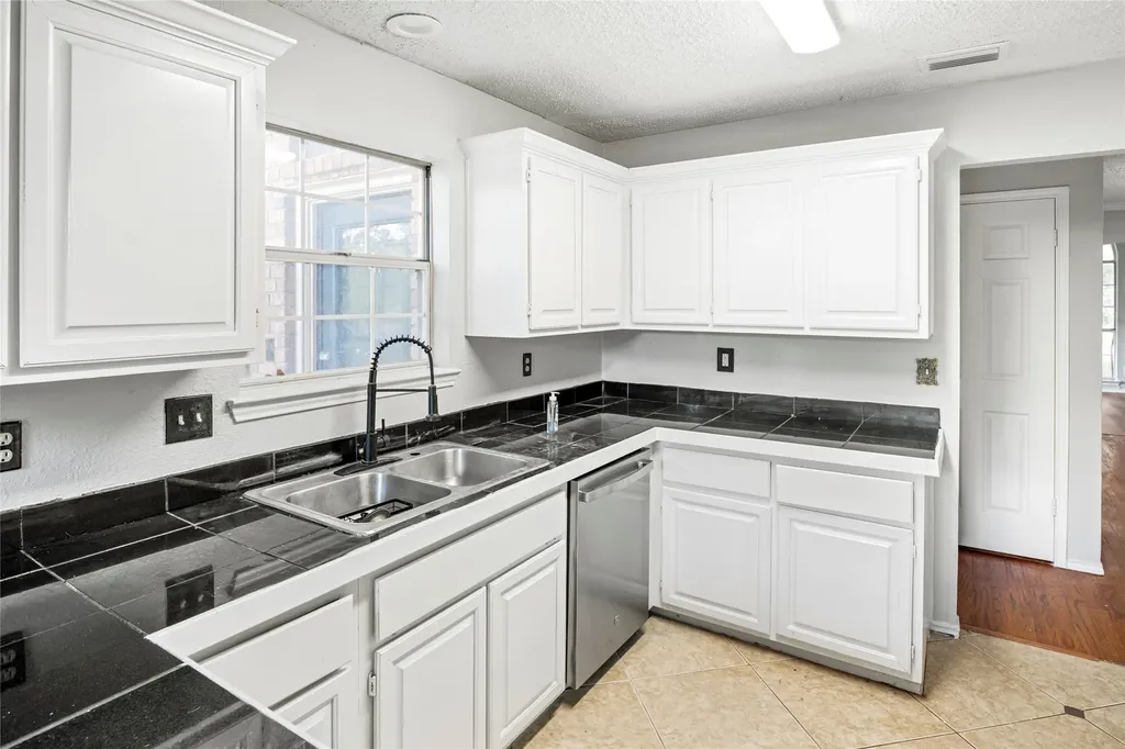 5112 Oak Gate Court Arlington TX 76016