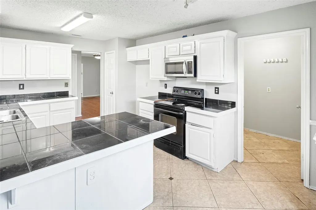 5112 Oak Gate Court Arlington TX 76016