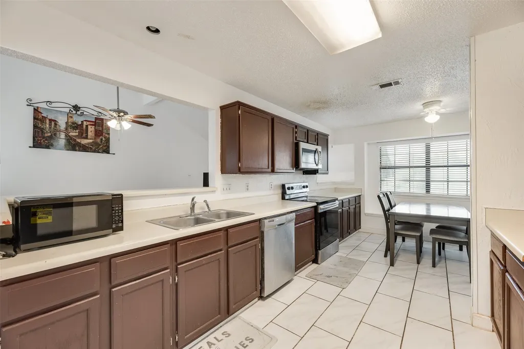 1613 Kingspoint Drive Carrollton TX 75007