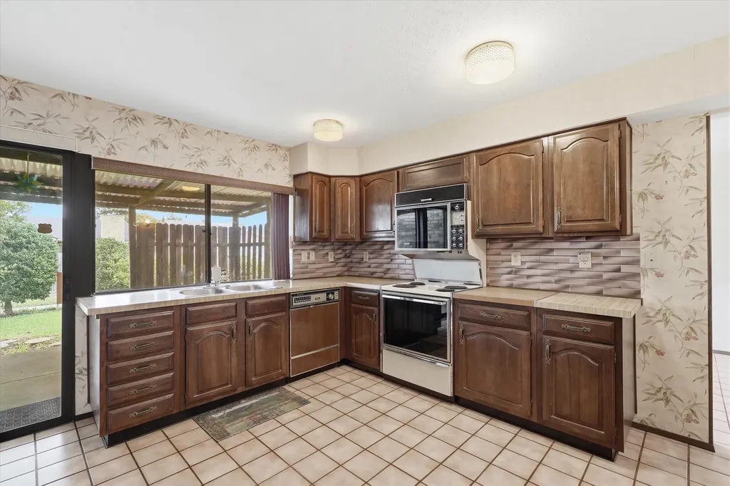 2929 Silverdale Lane Garland TX 75044