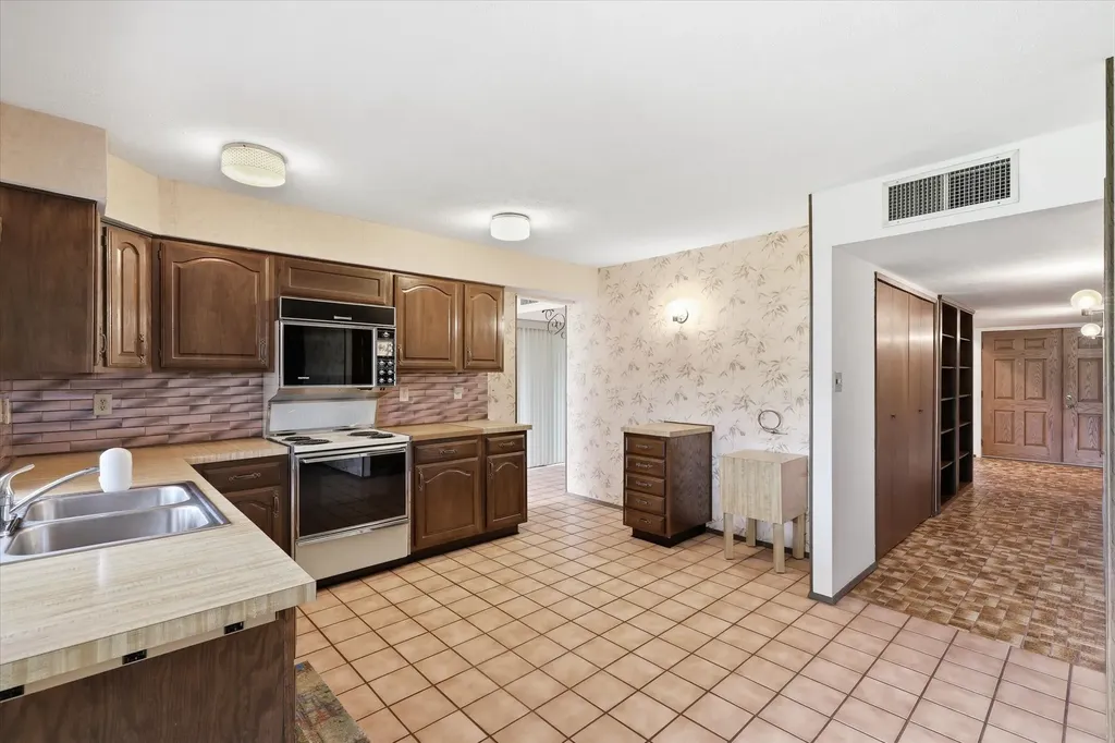 2929 Silverdale Lane Garland TX 75044