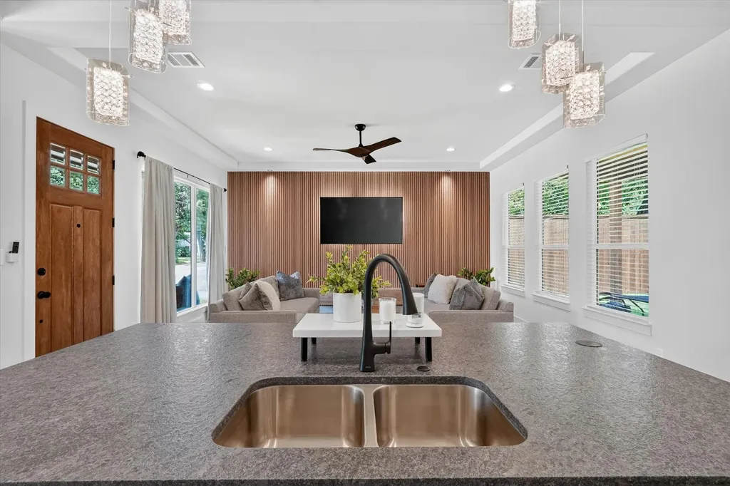 3210 Carpenter Avenue Dallas TX 75215