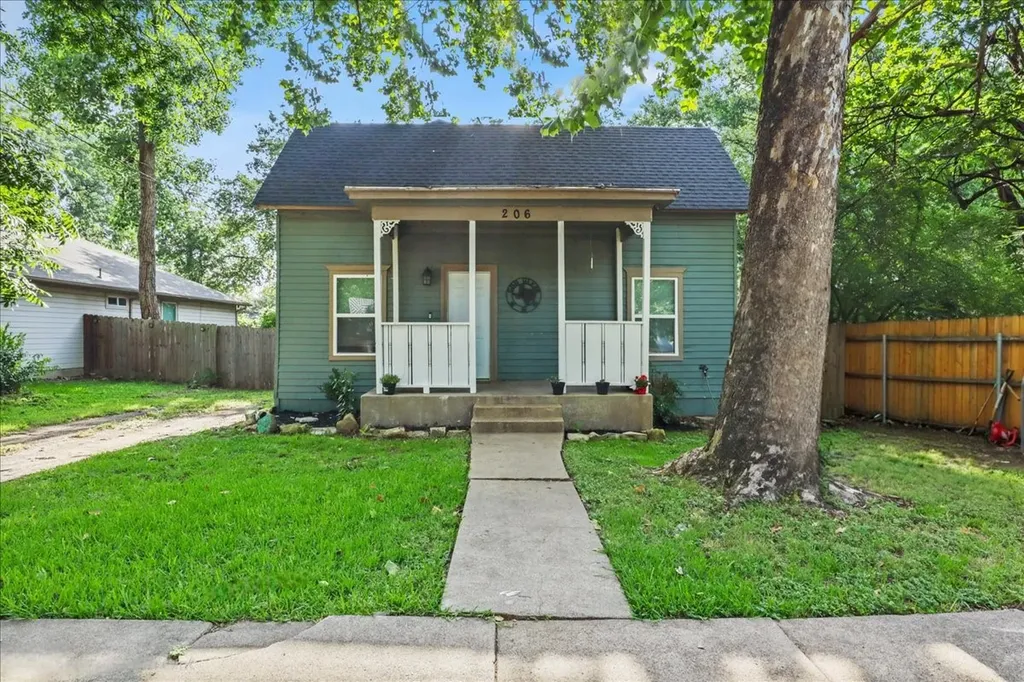 206 N Wood Street Cleburne TX 76033