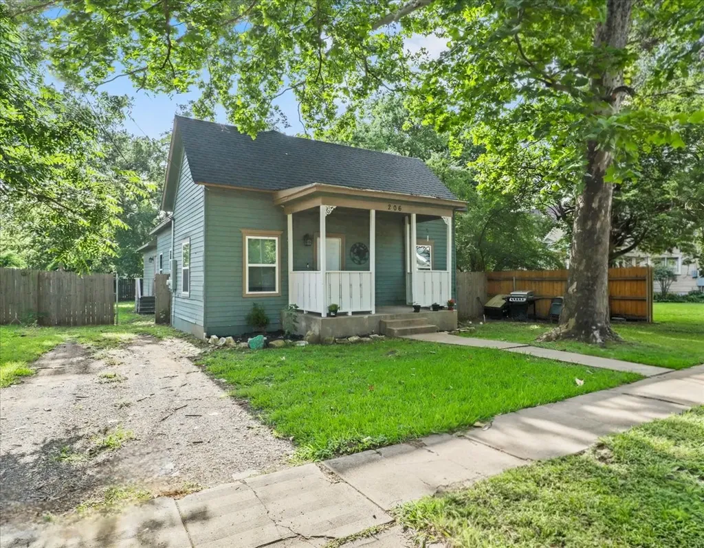 206 N Wood Street Cleburne TX 76033