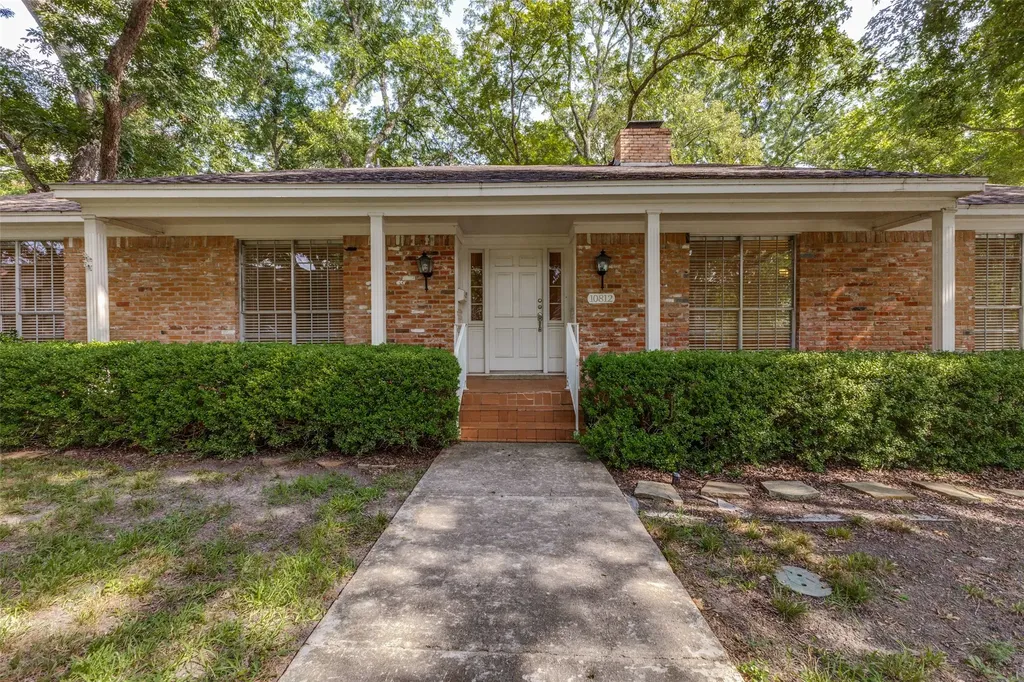 10812 Lochspring Drive Dallas TX 75218