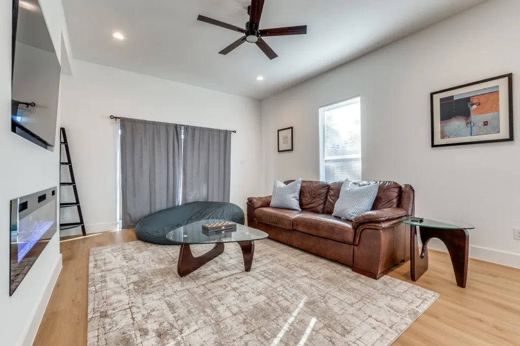 2210 Bethurum Dallas TX 75215