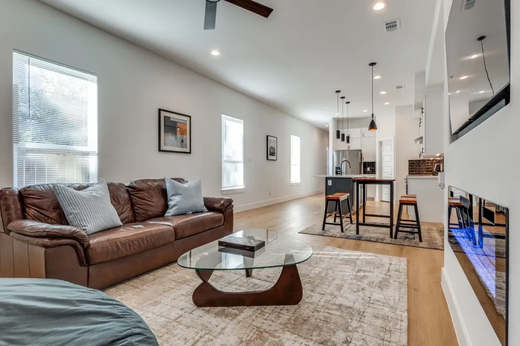 2210 Bethurum Dallas TX 75215