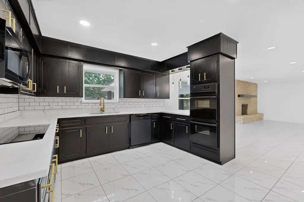 2821 Mccarley Drive Commerce TX 75428