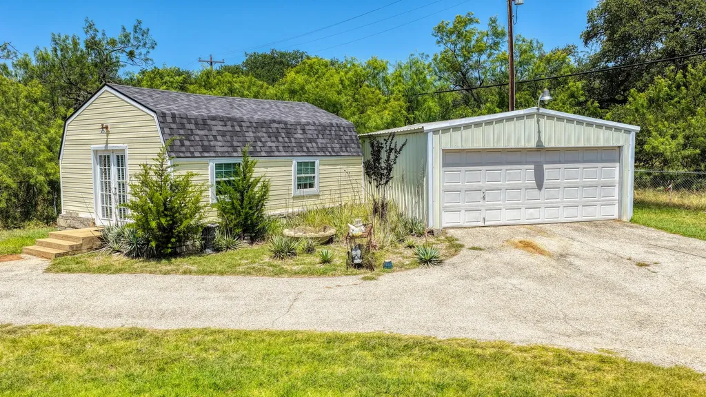 1011 Firewheel Trail Graford TX 76449