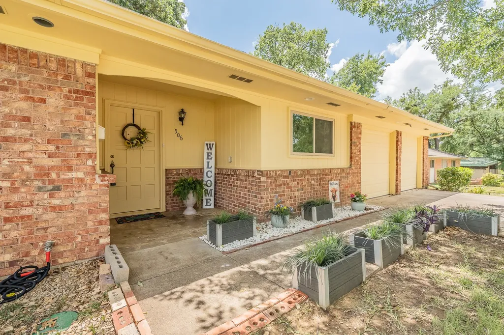 506 E Huitt Lane Euless TX 76040