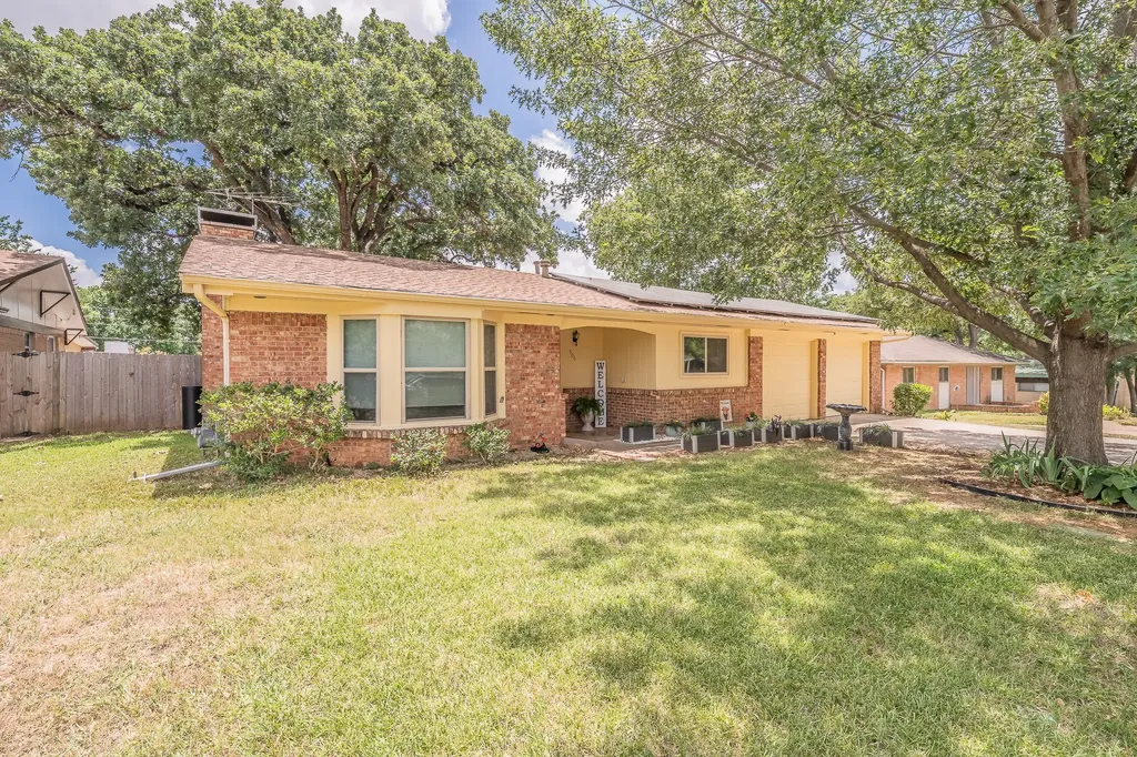 506 E Huitt Lane Euless TX 76040