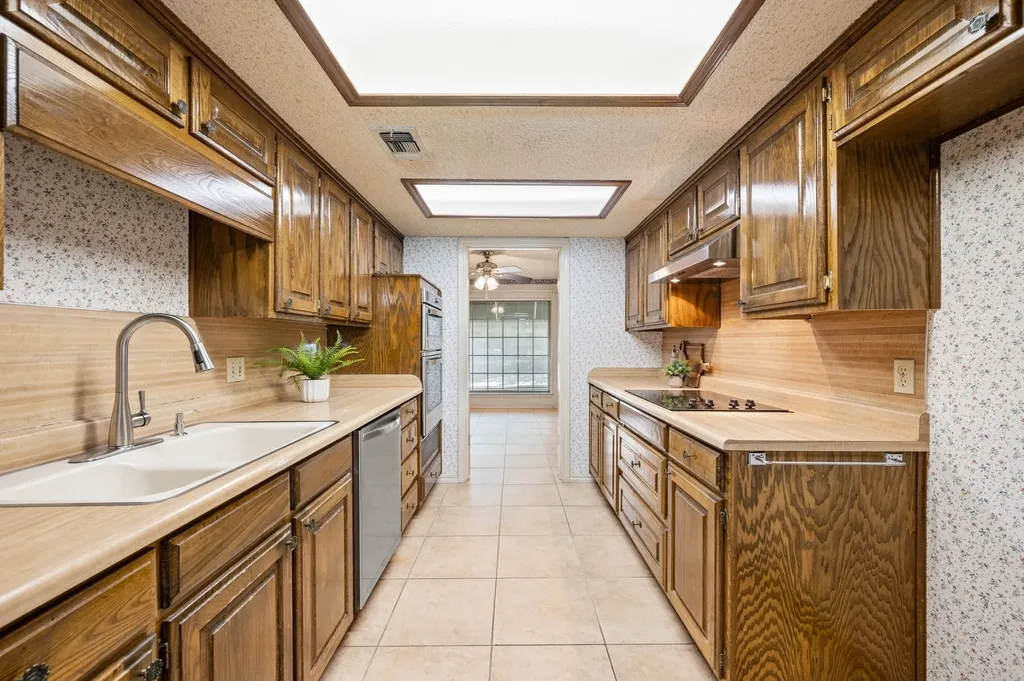 4321 Waycross Drive Arlington TX 76016