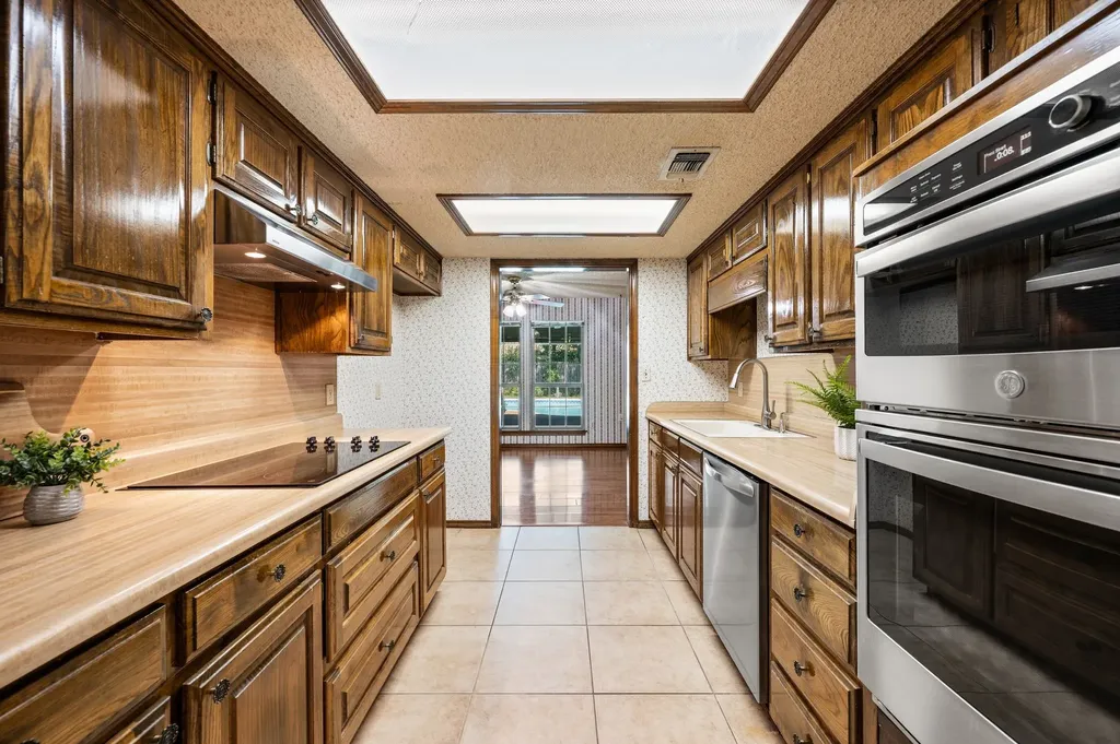 4321 Waycross Drive Arlington TX 76016