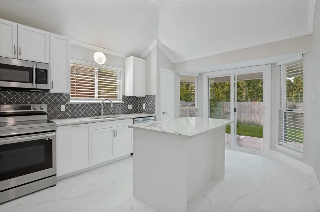 205 Weyland Drive Grand Prairie TX 75052