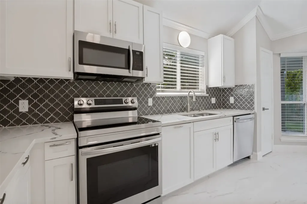 205 Weyland Drive Grand Prairie TX 75052