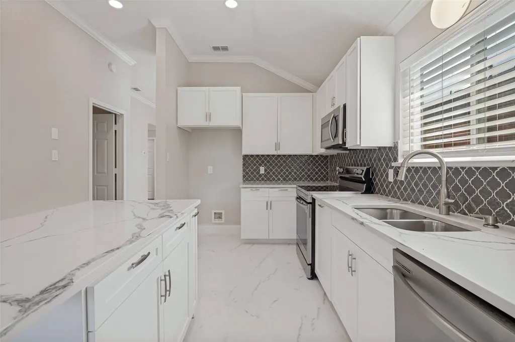 205 Weyland Drive Grand Prairie TX 75052