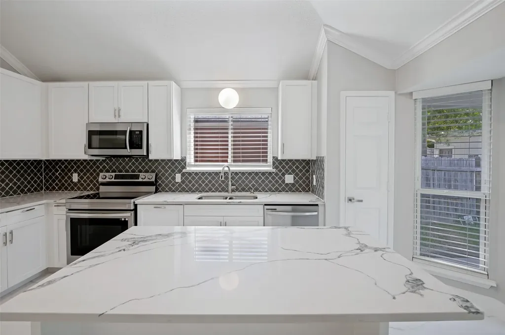 205 Weyland Drive Grand Prairie TX 75052