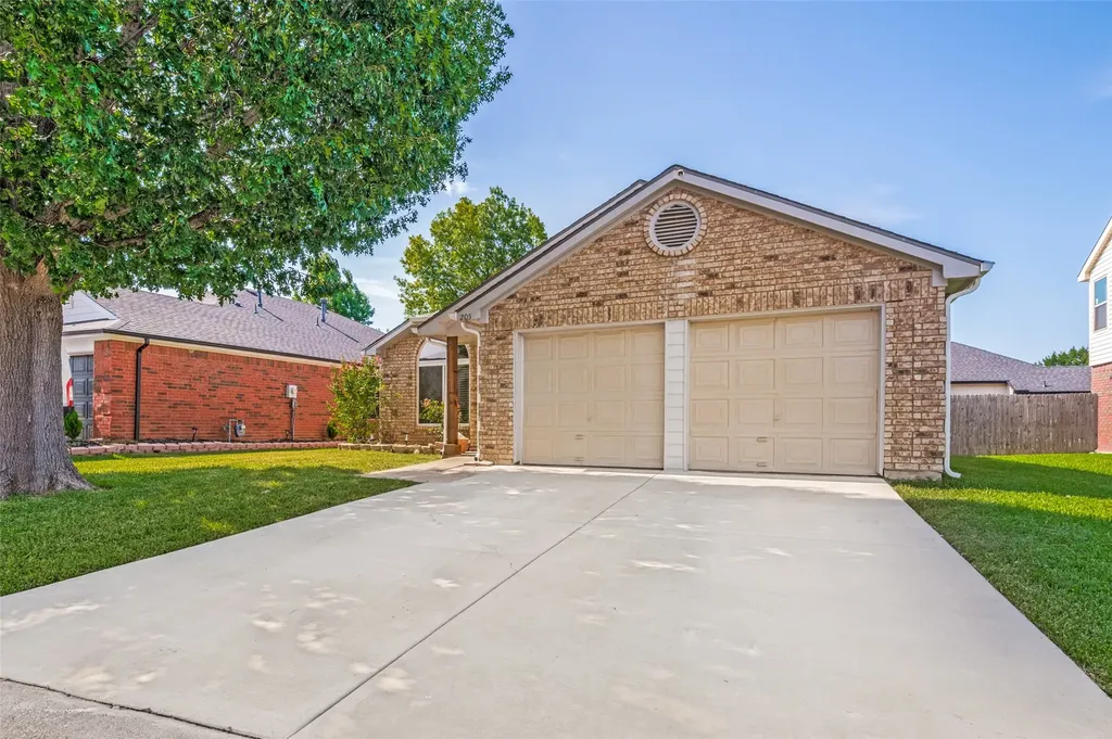 205 Weyland Drive Grand Prairie TX 75052