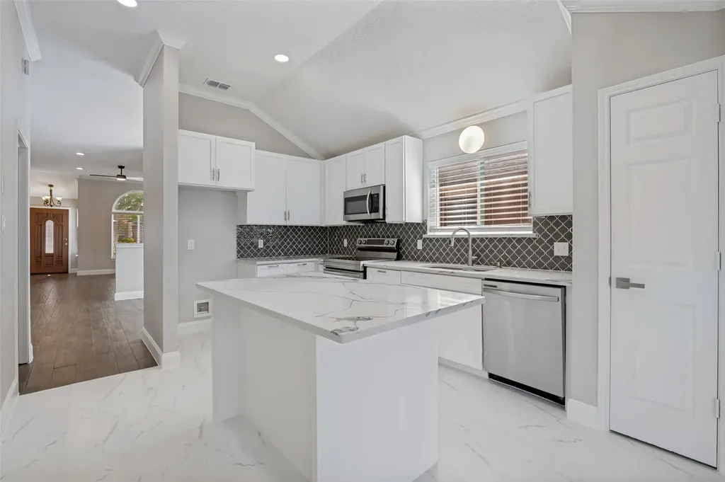 205 Weyland Drive Grand Prairie TX 75052