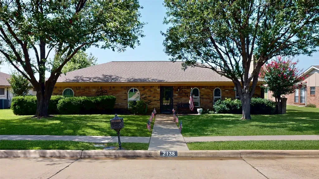 2138 Wellington Drive Grand Prairie TX 75051
