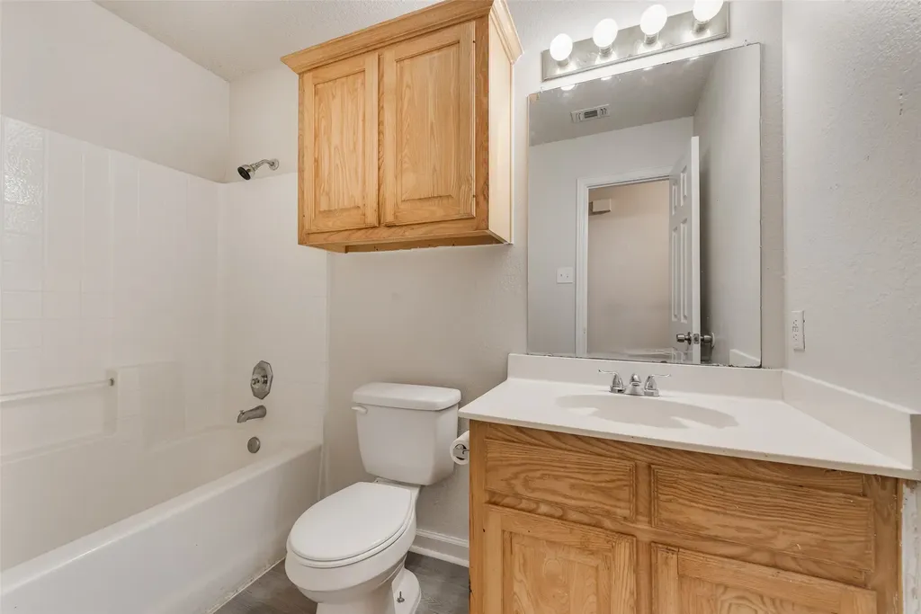 220 Hollywood Drive Glenn Heights TX 75154