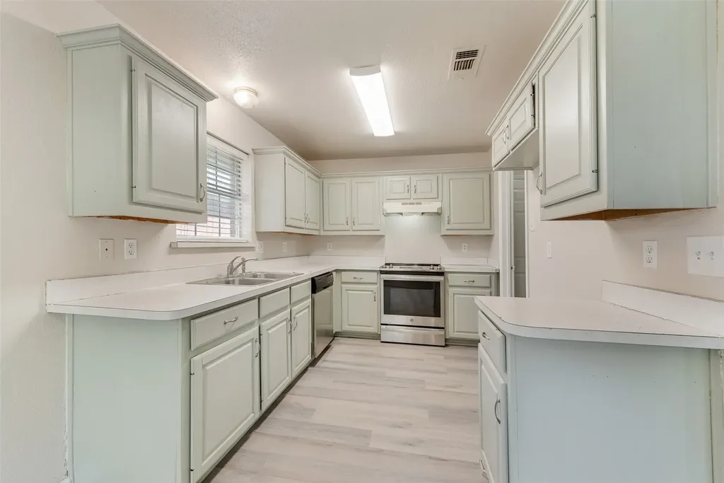 220 Hollywood Drive Glenn Heights TX 75154