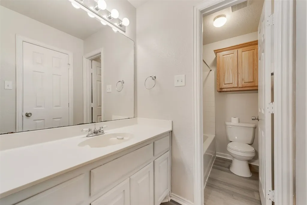 220 Hollywood Drive Glenn Heights TX 75154