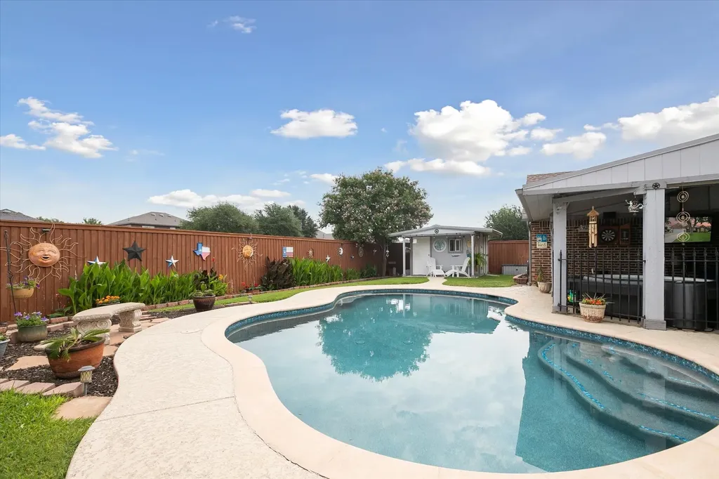 568 Willowview Drive Saginaw TX 76179