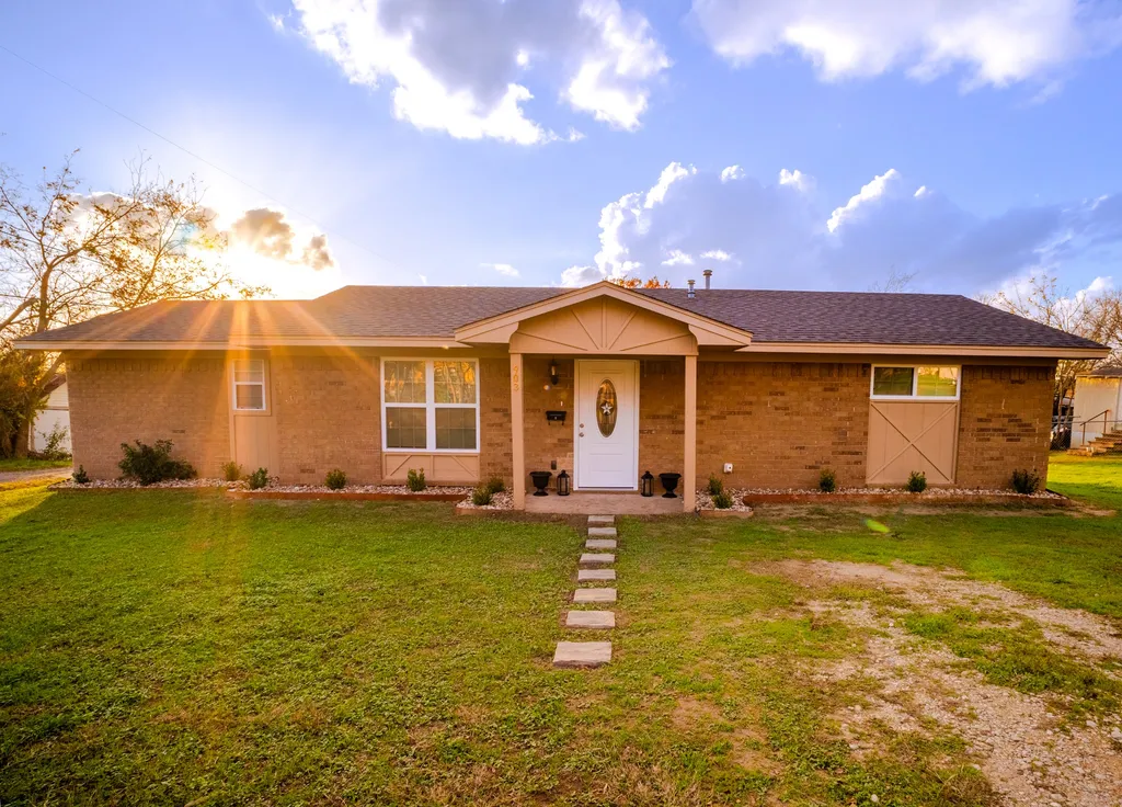 903 N Kaufman Mexia TX 76667