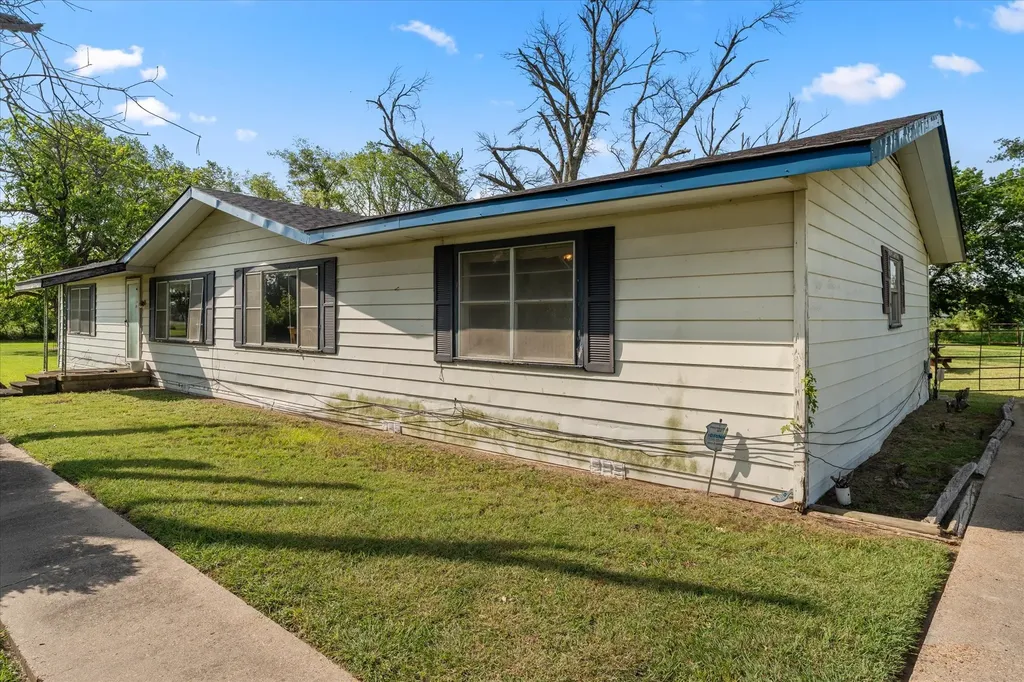 101 SE County Road 2240 Corsicana TX 75109
