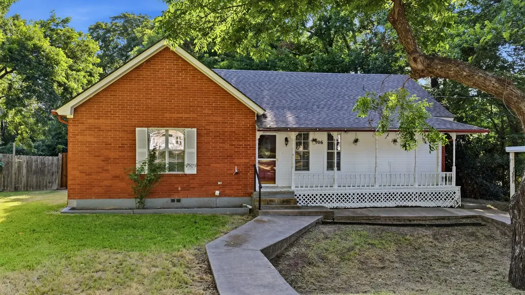 1406 S Elm Street Weatherford TX 76086