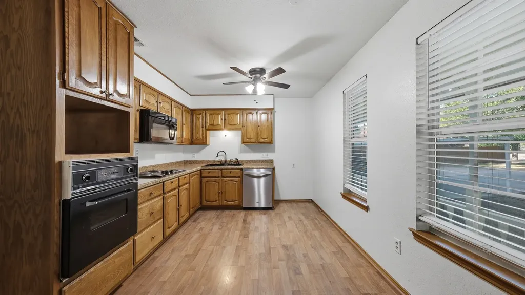 1406 S Elm Street Weatherford TX 76086