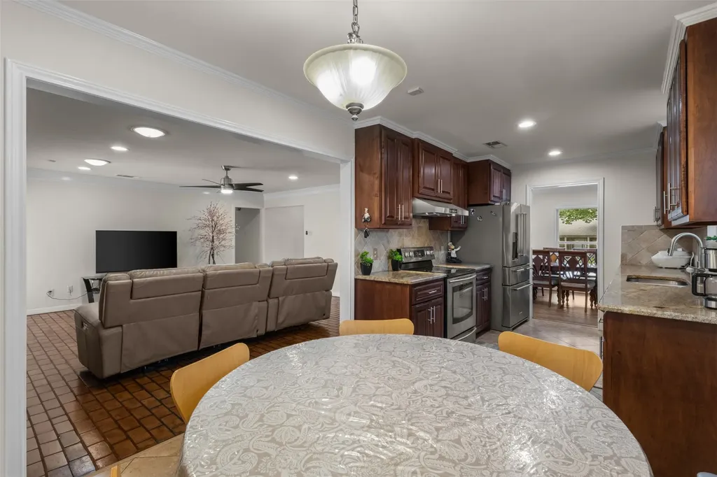 908 Vinecrest Lane Richardson TX 75080
