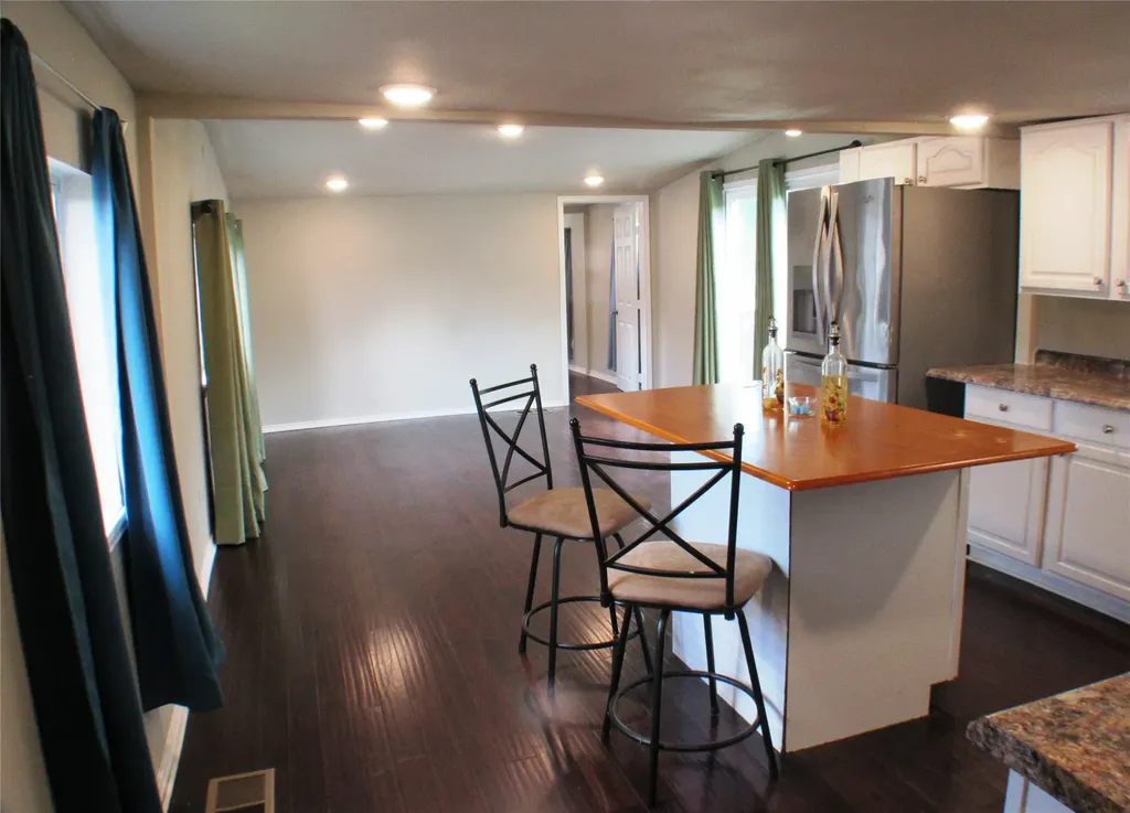 2208 Beverly Drive Granbury TX 76048