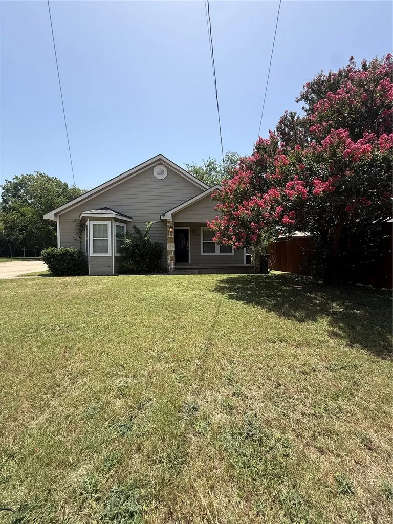 1209 W Lone Star Avenue Cleburne TX 76033