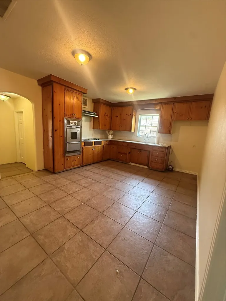 1209 W Lone Star Avenue Cleburne TX 76033