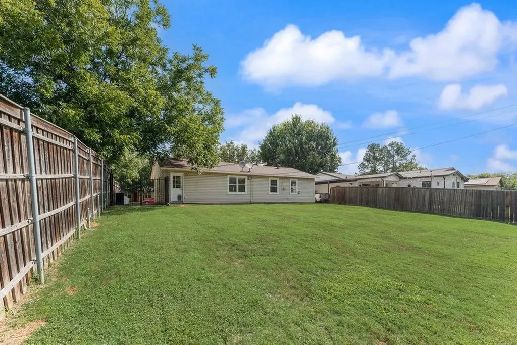 121 Dallas Drive Euless TX 76039