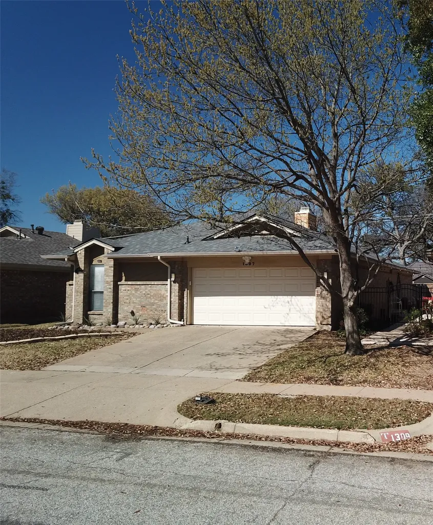 1307 Boardwalk Street Arlington TX 76011