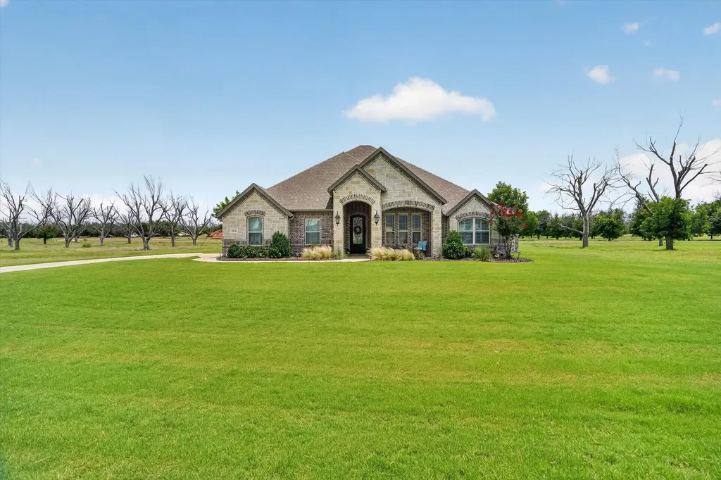 1136 Tremont Lane Granbury TX 76049