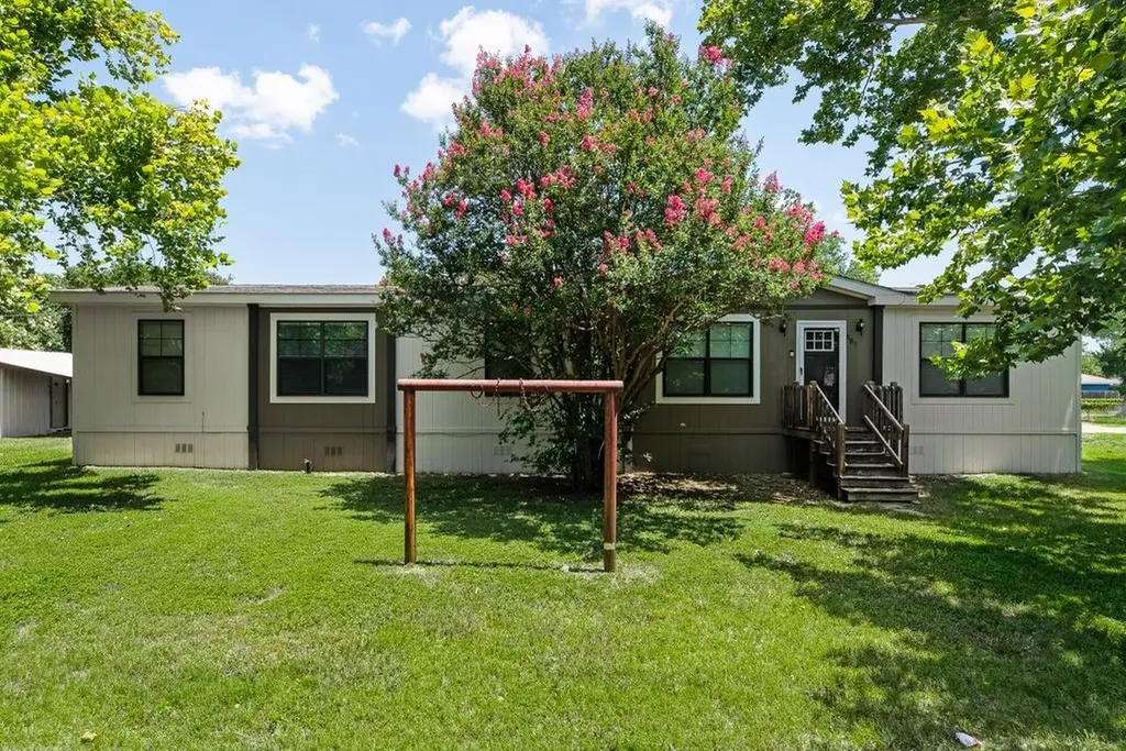 501 W 3rd Street Maypearl TX 76064